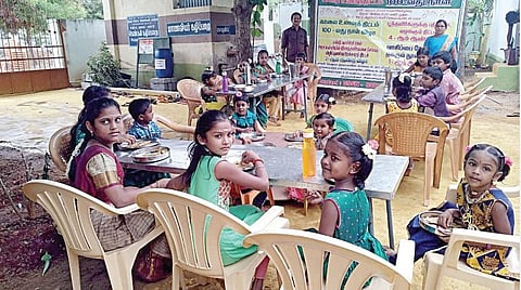 காலை சிற்றுண்டி சாப்பிடும் பள்ளிக் குழந்தைகள்.