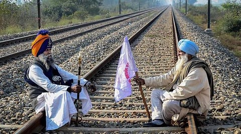 வாக்குறுதியை அரசு நிறைவேற்ற கோரி பஞ்சாபில் விவசாயிகள் ரயில் மறியல்