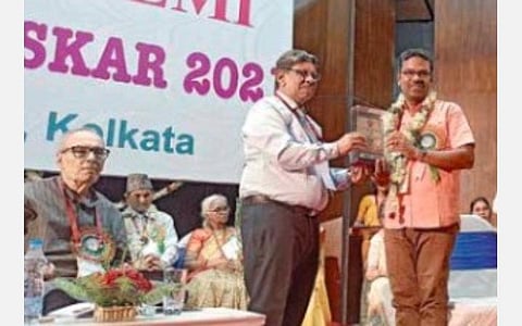 கொல்கத்தாவில் நடந்த விழாவில் கவிஞர் மு.முருகேஷுக்கு ‘பால சாகித்ய புரஸ்கார்’ விருதை வழங்குகிறார் சாகித்ய அகாடமி துணைத் தலைவர் மாதவ் கவுசிக்.