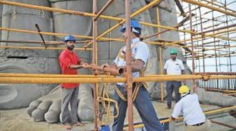 கன்னியாகுமரியில் திருவள்ளுவர் சிலைக்கு இரும்பு சாரம் அமைப்பதற்கான இறுதிக்கட்ட பணியில் ஈடுபட்டுள்ள பொறியாளர்கள். (வலது) திருவள்ளுவர் சிலைக்கு ரசாயன கலவை பூசுவதற்காக இரும்பு சாரம் அமைக்கப்பட்டுள்ளது.