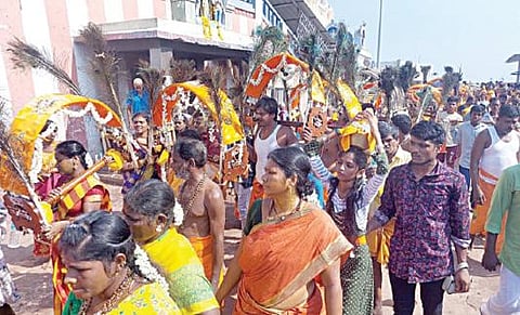 திருத்தணி முருகன் கோயிலில் ஆடிப்பூர விழாவை முன்னிட்டு, ஏராளமான பக்தர்கள் காவடி எடுத்தும், அலகு குத்தியும் நேர்த்திக் கடன் செலுத்தினர்.