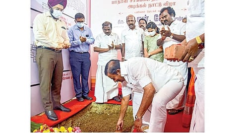 மடிப்பாக்கம் பகுதி பாதாள சாக்கடை திட்டப் பணிகளை நகராட்சிநிர்வாகத் துறை அமைச்சர் கே.என்.நேரு தொடங்கி வைத் தார். உடன், சுகாதாரத் துறை அமைச்சர் மா.சுப்பிரமணியன், சென்னை மாநகராட்சி மேயர் பிரியா, மாநகராட்சி ஆணையர் ககன்தீப் சிங் பேடி உள்ளிட்டோர். படம்: பு.க.பிரவீன்