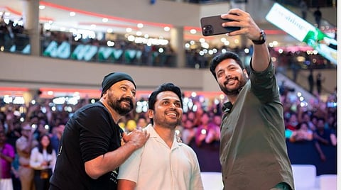 ‘பொன்னியின் செல்வன்’ பாடல் வெளியீட்டு விழாவில் ஜெயராம், கார்த்தி, ஜெயம் ரவி.