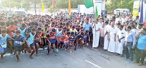 கோவில்பட்டியில் பள்ளி மாணவ, மாணவிகளுக்கான மினி மாரத்தான் போட்டியை மாவட்ட தடகள சங்கத் தலைவர் மாணிக்கராஜா கொடியசைத்து தொடங்கி வைத்தார்.