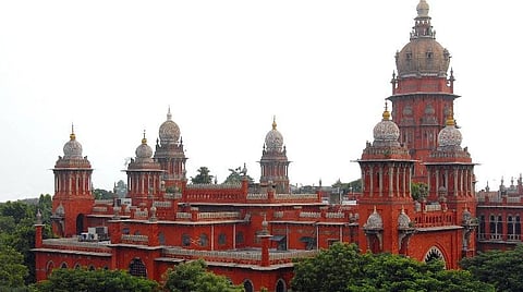 நீதிமன்ற அவமதிப்பு வழக்கில் பெண் வட்டாட்சியர் குற்றவாளி: தண்டனையை அறிய நேரில் ஆஜராக உயர் நீதிமன்றம் உத்தரவு