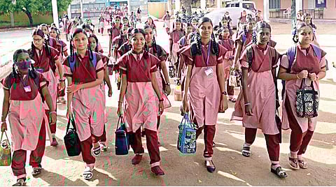 சீருடையில் இருந்து பெண் குழந்தைகளின் சுதந்திரம் தொடங்கட்டும்!