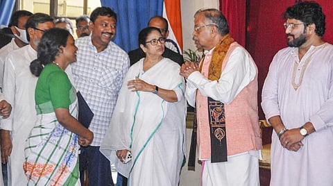 மேற்கு வங்க மாநிலத்தில் அமைச்சரவை விரிவாக்கம் - பபுல் சுப்ரியோ உட்பட 9 பேர் பதவியேற்பு