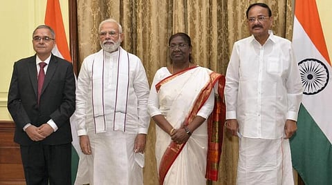 குடியரசு தலைவர் மாளிகையில் நடந்த நிகழ்ச்சியில் ஊழல் கண்காணிப்பு ஆணையராக சுரேஷ் என். படேல் பதவியேற்பு