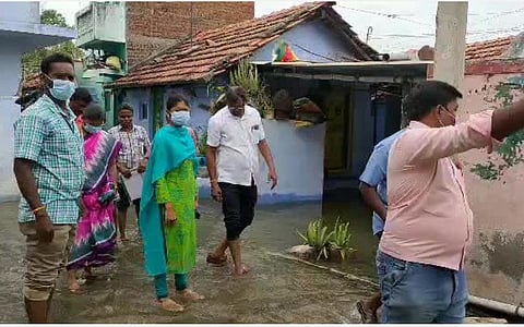 குமாரபாளையம் காவிரி கரையோர குடியிருப்புகளில் வெள்ளம் புகுந்ததையடுத்து அப்பகுதியில் திருச்செங்கோடு கோட்டாட்சியர் இளவரசி ஆய்வு செய்தார்.