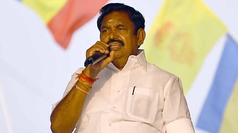 துறையை கவனிக்காமல் தனி ஒருவரின் ரசிகர் மன்றத் தலைவராக உலா வருகிறார் பள்ளிக் கல்வி அமைச்சர்: இபிஎஸ் சாடல்