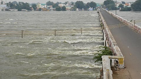 மேட்டூர் அணையில் இருந்து 2.10 லட்சம் கன அடி நீர் திறப்பு: காவரி கரையோர மக்களுக்கு எச்சரிக்கை