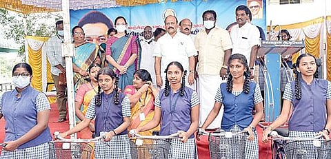 குன்றத்தூரில் அரசுப் பள்ளி மாணவிகளுக்கு இலவச சைக்கிள்களை வழங்குகிறார் சிறு, குறு மற்றும் நடுத்தர தொழில் நிறுவனங்கள் துறை அமைச்சர் தா.மோ.அன்பரசன்.
