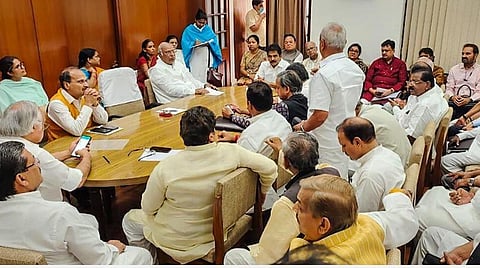 விசாரணை அமைப்புகளை தவறாக பயன்படுத்தப்படுவதாக கூறி நாடாளுமன்றத்தில் எதிர்க்கட்சிகள் கடும் அமளி