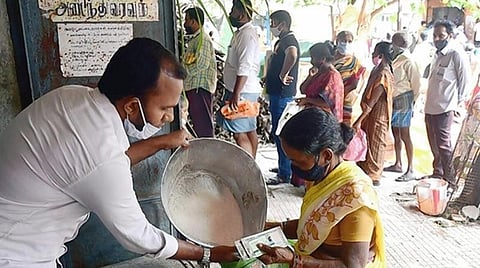 வசதியானவர், விஐபி.க்கள் ரேஷன் வாங்குகிறார்களா? - அறிக்கை சமர்ப்பிக்க அலுவலர்களுக்கு உணவுத் துறை அறிவுறுத்தல்