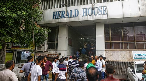 நேஷனல் ஹெரால்டு வழக்கில் ஹவாலா பணப் பரிமாற்றம் கண்டுபிடிப்பு - யங் இந்தியா அலுவலகத்தில் அமலாக்கத் துறை தீவிர சோதனை