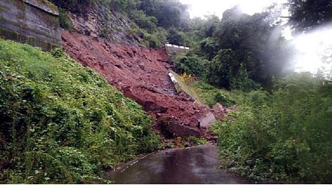 பழநியில் விடிய விடிய கொட்டிய மழை: கொடைக்கானல் - அடுக்கம் மலைச்சாலையில் மண் சரிவு