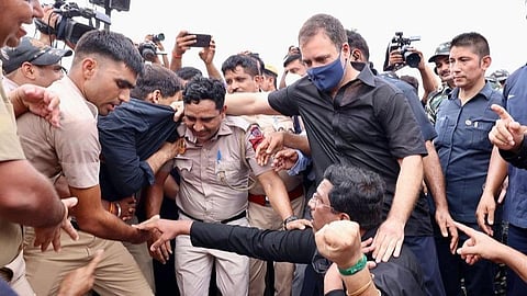 போராட்டக் களத்தில் கைது செய்யப்படும் ராகுல் காந்தி