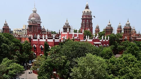 நீதிமன்ற அவமதிப்பு வழக்கில் மன்னிப்பு கோரிய தாசில்தார்: மாலை வரை நீதிமன்றத்தில் இருக்க உத்தரவு