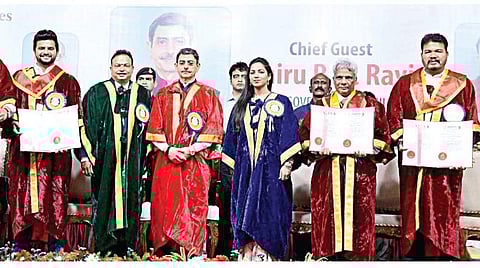 வேல்ஸ் பல்கலைக்கழக 12-வது பட்டமளிப்பு விழா பல்லாவரத்தில் உள்ள பல்கலைக்கழக வளாகத்தில் நேற்று நடந்தது. இதில் ஆளுநர் ஆர்.என்.ரவி பங்கேற்று மாணவர்களுக்கு பட்டங்களை வழங்கினார். புகழ்பெற்ற ஆளுமைகளான பாபா அணு ஆராய்ச்சி மைய இயக்குநர் அஜித்குமார் மொகந்தி, திரைப்பட இயக்குநர் ஷங்கர், கிரிக்கெட் வீரர் சுரேஷ் ரெய்னா, ரேடிசன் ப்ளூ ஹோட்டல் உரிமையாளர் விக்ரம் அகர்வால் ஆகியோருக்கு கவுரவ டாக்டர் பட்டம் வழங்கப்பட்டது. உடன், வேல்ஸ் பல்கலைக்கழக நிறுவனர் ஐசரி கே.கணேஷ், இணை வேந்தர் ஆர்த்தி கணேஷ், வேல்ஸ் கல்விக் குழுமத்தின் துணைத் தலைவர் ப்ரீத்தா கணேஷ் உள்ளிட்டோர். படம்: எம்.முத்துகணேஷ்