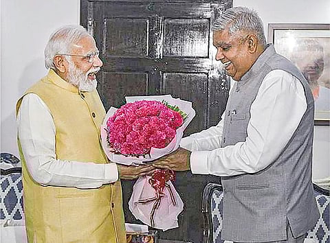 குடியரசு துணைத் தலைவராக தேர்வு செய்யப்பட்ட ஜெகதீப் தன்கருக்கு பூங்கொத்து கொடுத்து வாழ்த்து தெரிவித்தார் பிரதமர் நரேந்திர மோடி. படம்: பிடிஐ