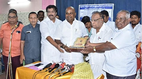 எதிர்க்கட்சித் துணைத் தலைவர் ஆர்.பி.உதயகுமார் மதுரையில் நடைபெற்ற நிகழ்வில் வரிசெலுத்துவோர் நலச் சங்க சார்பில் நினைவுப் பரிசுகள் வழங்கினார்.