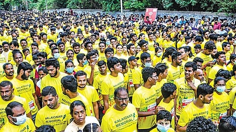 மறைந்த முன்னாள் முதல்வர் கருணாநிதி நினைவு தினத்தையொட்டி, சென்னையில் கலைஞர் நினைவு பன்னாட்டு மாரத்தான் போட்டி நேற்று நடந்தது. பெசன்ட் நகர் ஆல்காட் பள்ளி வளாகத்தில் தொடங்கிய மாரத்தானில் இளைஞர்கள், பெண்கள், சிறுவர்கள் உட்பட 42 ஆயிரம் பேர் பங்கேற்றனர்.