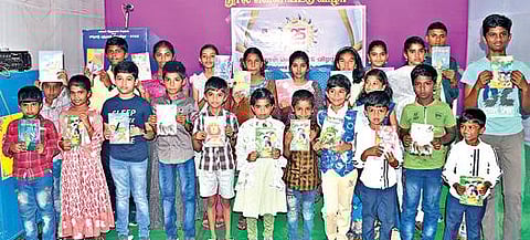 ஈரோடு புத்தகத் திருவிழாவில் நேற்று சிறுவர்களுக்கான 25 நூல்கள் வெளியிடப்பட்டன. புதிய நூல்களுடன் சிறார்கள்.