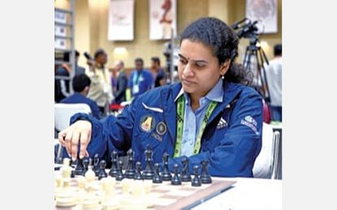 மும்முரமாக காய் நகர்த்தும் ஹம்பி.