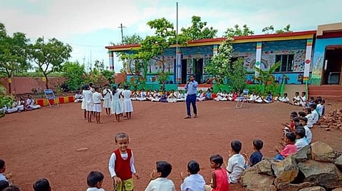 எத்தனைப் பள்ளிகளில் மைதானங்கள், உள்கட்டமைப்பு வசதிகள் உள்ளன? - தமிழக அரசு அறிக்கை தாக்கல் செய்ய ஐகோர்ட் உத்தரவு