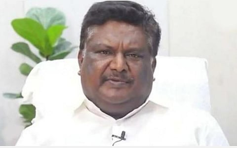 வழிகாட்டிப் பலகை விழுந்த விபத்தில் இறந்தவர் குடும்பத்துக்கு ரூ.3 லட்சம்: அமைச்சர் சிவசங்கர் நேரில் வழங்கினார்