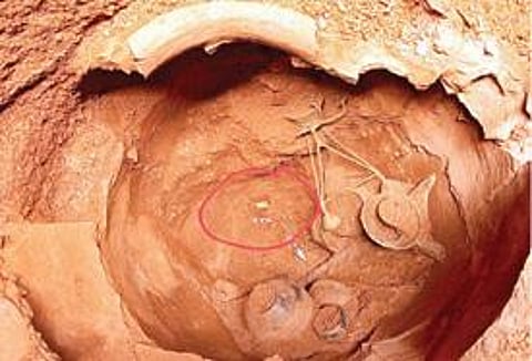 ஆதிச்சநல்லூர் அகழாய்வு பணியில் கிடைத்த முதுமக்கள் தாழியில் காணப்படும் தங்கத்தால் செய்யப்பட்ட நெற்றிப்பட்டயம் (வட்டமிடப்பட்டுஉள்ளது) மற்றும் வெண்கல, இரும்பு பொருட்கள்.