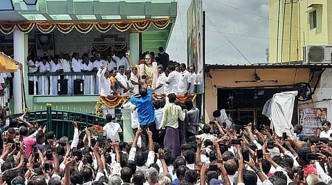 தருமபுரி அதிமுக அலுவலகத்தில் ஜெயலலிதா சிலைக்கு மாலை அணிவித்த, அதிமுக இடைக்கால பொதுச் செயலாளர் பழனிசாமி