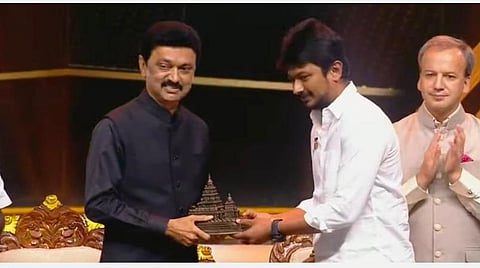 செஸ் ஒலிம்பியாட் நிறைவு விழா: உதயநிதியை சிறப்பித்த முதல்வர் ஸ்டாலின்