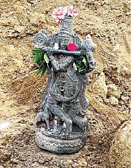 குளத்தை தோண்டும்போது எடுக்கப்பட்ட கிருஷ்ணன் சிலை.