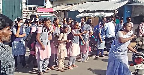 அரசுப் பேருந்தில் ஏற்ற மறுப்பு தெரிவித்ததைக் கண்டித்து திருச்செங்கோடு - குமாரபாளையம் சாலை கீழேரிப்பட்டியில் மாணவ, மாணவியர் மறியலில் ஈடுபட்டனர்.