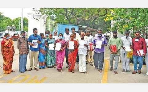 சின்னசேலம் பள்ளி கலவரம் தொடர்பாக கைது செய்யப்பட்ட உறவினர்கள். சம்பந்தப்பட்ட கலவரத்தில் தொடர்பில்லாத தங்களின் உறவுகளை விடுதலை செய்ய கோரி சென்னை டிஜிபி அலுவலகத்தில் மனு அளித்தனர். படம் : ம.பிரபு