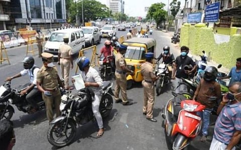 போலி வாகன எண்களை பயன்படுத்தி தப்பிக்கும் கொள்ளையர்களை பிடிக்க போலீஸார் சிறப்பு வாகன தணிக்கை
