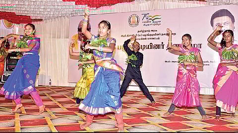 கொல்லிமலையில் உலக பழங்குடியினர் தின விழா: பார்வையாளர்களை கவர்ந்த பழங்குடியின மாணவிகள் நடனம்