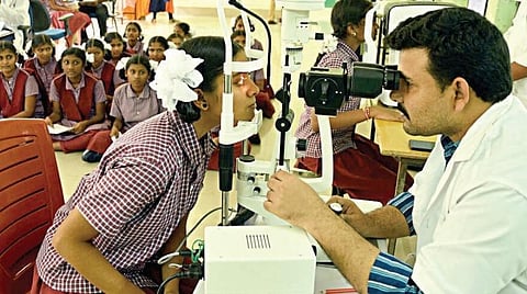 கண்ணொளி காப்போம் திட்டத்தில் குளறுபடிகள் இருப்பதாக குற்றச்சாட்டு: விசாரணையை முடுக்கிவிட்டுள்ளது பள்ளிக் கல்வித்துறை