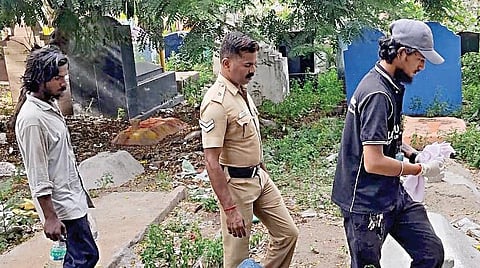 அடக்கம் செய்ய பணம் இல்லாததால் குழந்தையின் உடலை குப்பை தொட்டில் வீசிய தந்தை: மீட்டு அடக்கம் செய்த சமூக ஆர்வலர்கள்