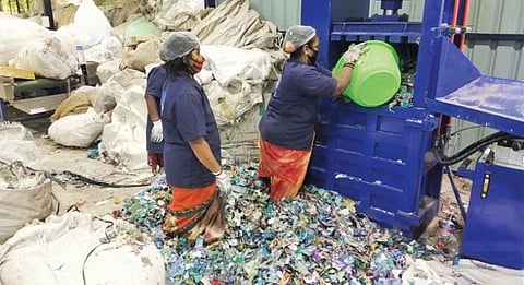 சுகாதாரப் பூங்கா மையத்தில் இயந்திரம் மூலம் துகள்களாக்கப்படும் பிளாஸ்டிக் கழிவுகள்.