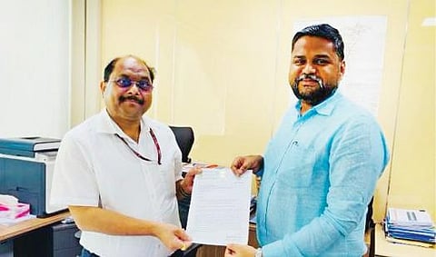 தருமபுரி மாவட்டம் தொப்பூர் கணவாயில் சாலை சீரமைப்புப் பணியை விரைவுபடுத்தக் கோரி தேசிய நெடுஞ்சாலை ஆணைய தலைமைப் பொது மேலாளரிடம் (தமிழகப் பிரிவு) கோரிக்கை கடிதம் அளித்த தருமபுரி எம்.பி செந்தில்குமார்.