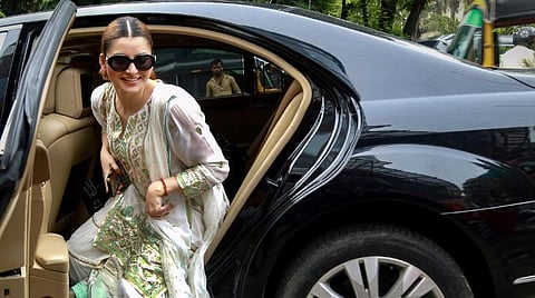 கிரிக்கெட் வீரருடன் ‘தி லெஜண்ட்’ நடிகை மோதல்!