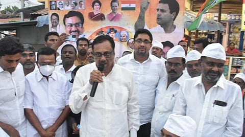 காங்கிரஸ் கமிட்டி சார்பில் நடைபெற்ற 75 வது சுதந்திர தின பவள விழா நிகழ்ச்சியில் முன்னாள் மாநில காங்கிரஸ் தலைவர் ஈ.வி.கே.எஸ். இளங்கோவன் பேசினார்.