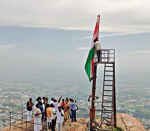 திருச்செங்கோடு அர்த்தநாரீஸ்வரர் மலைக்கோயிலின் உயரமான இடமான உச்சிப்பிள்ளையார் கோயில் அமைந்துள்ள இடத்தில் அறநிலையத்துறை சார்பில் தேசியக் கொடியேற்றப்பட்டது.
