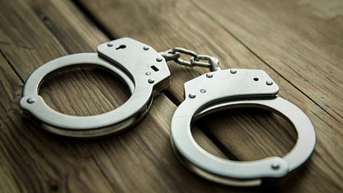 கோவை | யூடியூப்பை பார்த்து திருட்டில் ஈடுபட்ட இளம்பெண் உட்பட இருவர் கைது