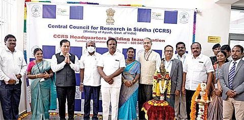 தாம்பரம் சானடோரியத்தில் உள்ள தேசிய சித்த மருத்துவமனை வளாகத்தில் கட்டப்பட்டுள்ள புதிய கட்டிடங்களை மத்திய ஆயுஷ் துறை அமைச்சர் சர்பானந்த சோனோவால் நேற்று திறந்து வைத்தார். தமிழக சுகாதாரத் துறை அமைச்சர் மா.சுப்பிரமணியன், தாம்பரம் சட்டப்பேரவை உறுப்பினர் எஸ்.ஆர்.ராஜா, தாம்பரம் மாநகராட்சி மேயர் வசந்தகுமாரி மற்றும் உயர் அதிகாரிகள் உடன் இருந்தனர். படம்: எம்.முத்துகணேஷ்