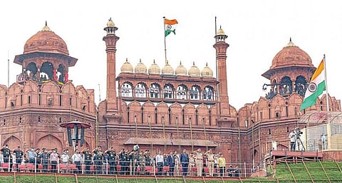 நாட்டின் 75-வது சுதந்திர தினத்தையொட்டி டெல்லி செங்கோட்டையில் பிரதமர் நரேந்திர மோடி நாளை தேசிய கொடியேற்றுகிறார். இதையொட்டி, செங்கோட்டையில் நேற்று நடைபெற்ற ஒத்திகை. படம்: பிடிஐ