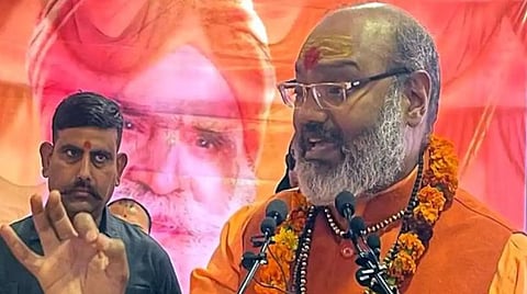 வீடுதோறும் தேசியக்கொடியை புறக்கணிக்கக் கோரும் உ.பி மடாதிபதி: முஸ்லிம்கள் தயாரிப்பதாகக் காரணம்