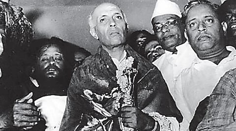 சுதந்திரச் சுடர்கள்: திருவாவடுதுறை ஆதீனம் நேருவுக்கு வழங்கிய தங்கச் செங்கோல்